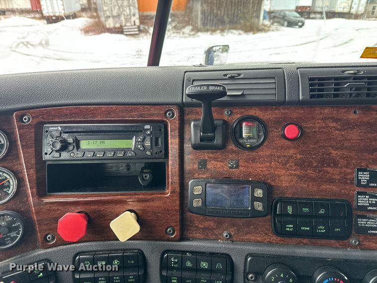 image for item NN9474 2012 Freightliner  Cascadia semi truck