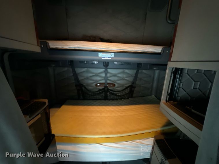 image for item NN9474 2012 Freightliner  Cascadia semi truck