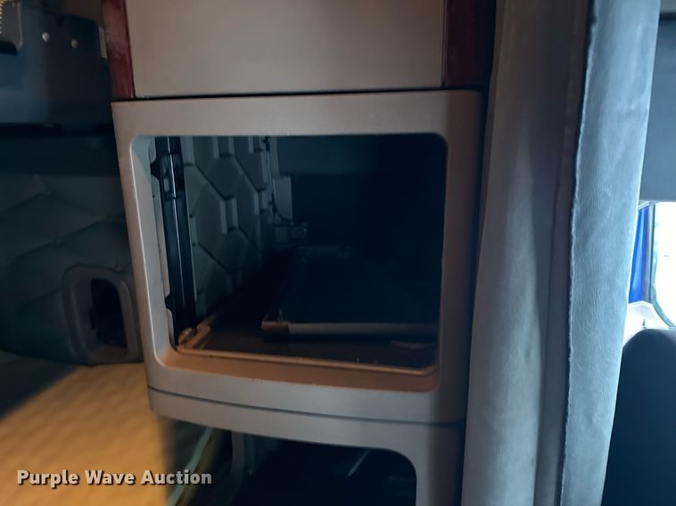 image for item NN9474 2012 Freightliner  Cascadia semi truck