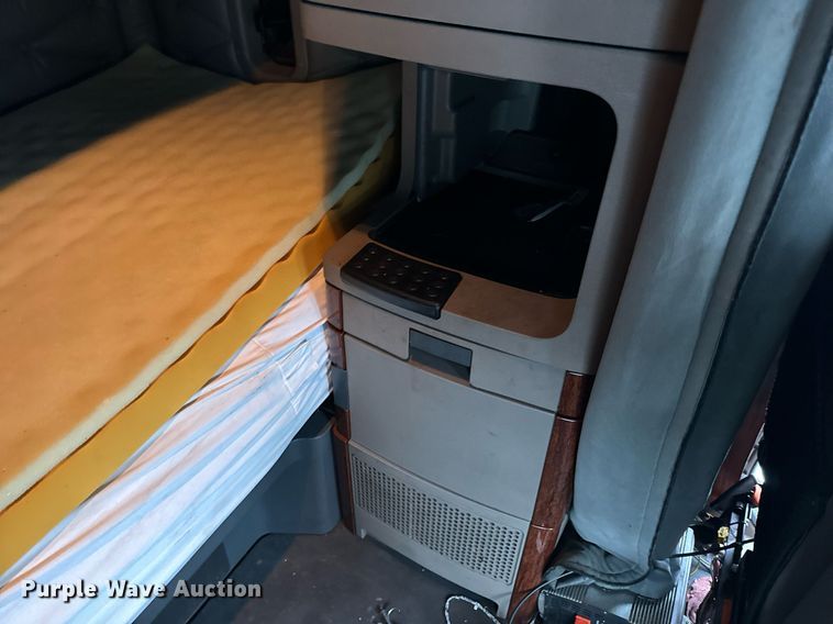 image for item NN9474 2012 Freightliner  Cascadia semi truck