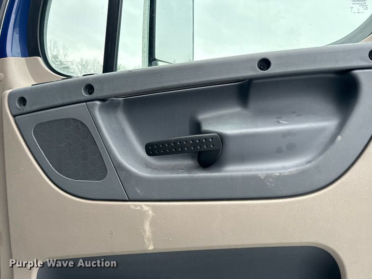 image for item NN9474 2012 Freightliner  Cascadia semi truck