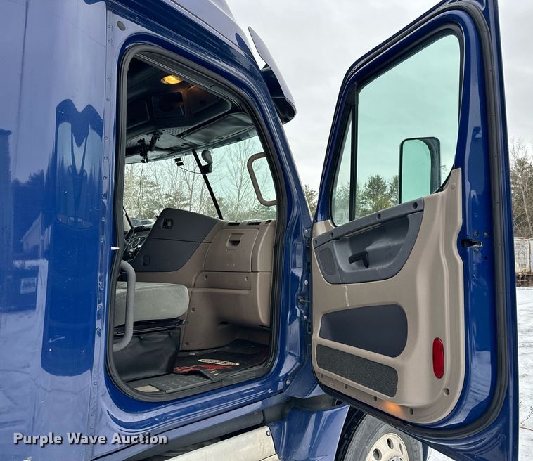 image for item NN9474 2012 Freightliner  Cascadia semi truck