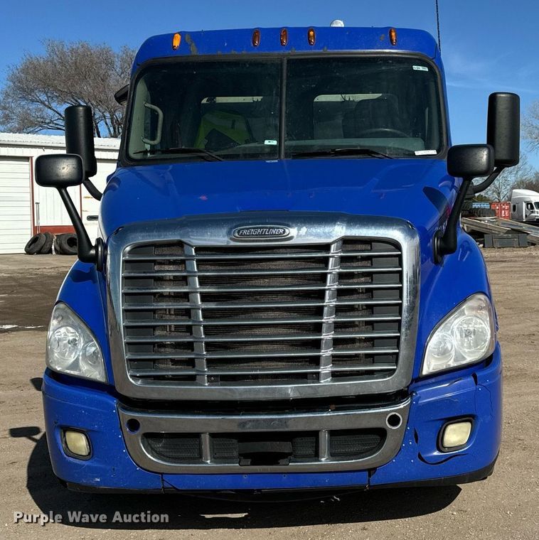 image for item NU9336 2015 Freightliner Cascadia Evolution 113 semi truck