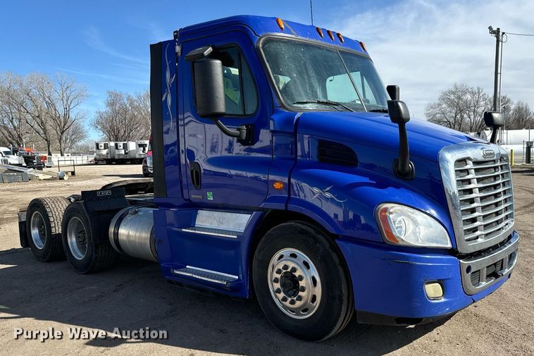 image for item NU9336 2015 Freightliner Cascadia Evolution 113 semi truck