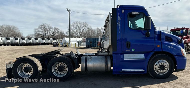 image for item NU9336 2015 Freightliner Cascadia Evolution 113 semi truck