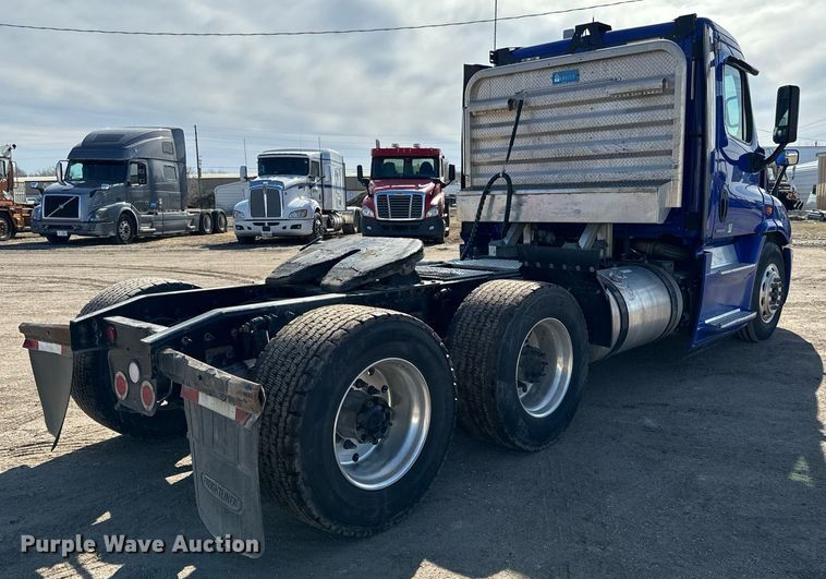 image for item NU9336 2015 Freightliner Cascadia Evolution 113 semi truck