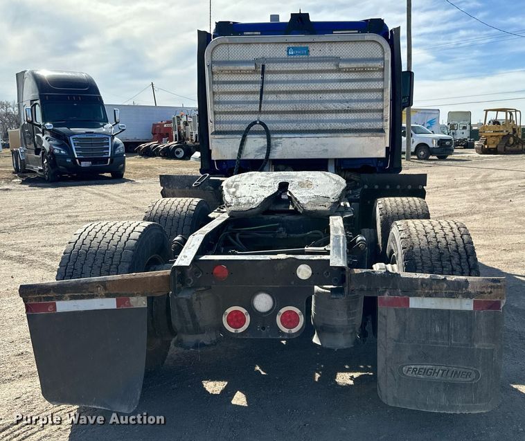 image for item NU9336 2015 Freightliner Cascadia Evolution 113 semi truck