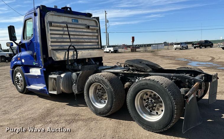 image for item NU9336 2015 Freightliner Cascadia Evolution 113 semi truck