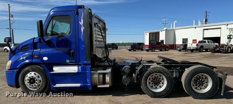 image for item NU9336 2015 Freightliner Cascadia Evolution 113 semi truck
