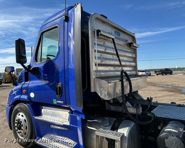 image for item NU9336 2015 Freightliner Cascadia Evolution 113 semi truck