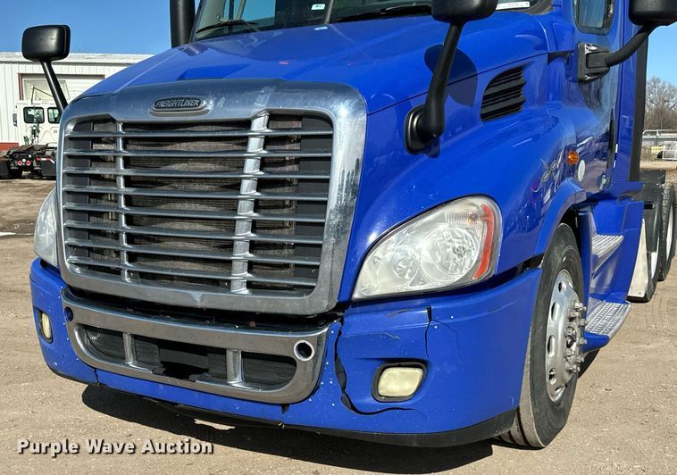 image for item NU9336 2015 Freightliner Cascadia Evolution 113 semi truck