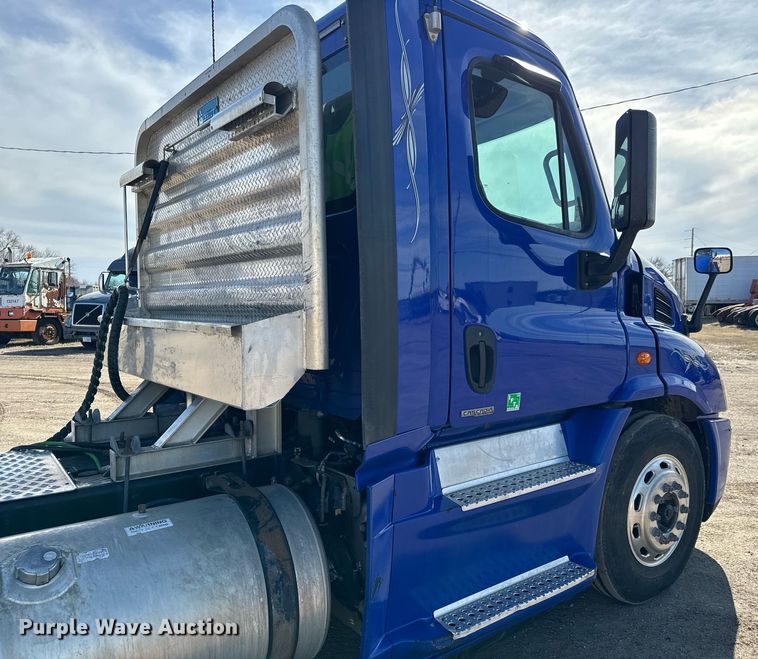 image for item NU9336 2015 Freightliner Cascadia Evolution 113 semi truck