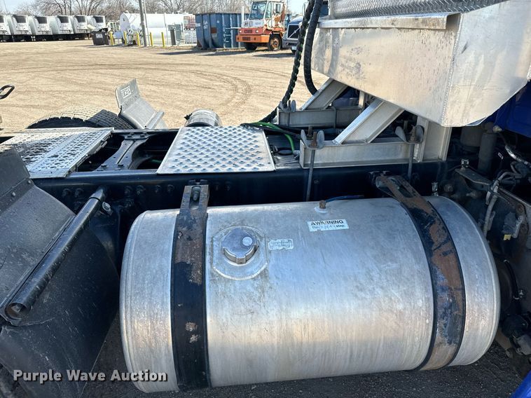 image for item NU9336 2015 Freightliner Cascadia Evolution 113 semi truck