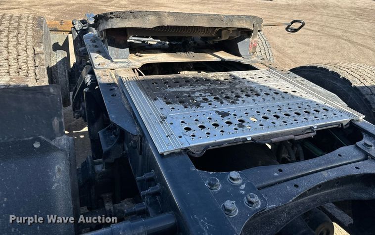 image for item NU9336 2015 Freightliner Cascadia Evolution 113 semi truck