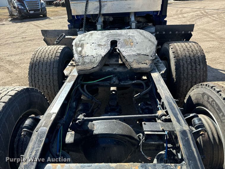 image for item NU9336 2015 Freightliner Cascadia Evolution 113 semi truck