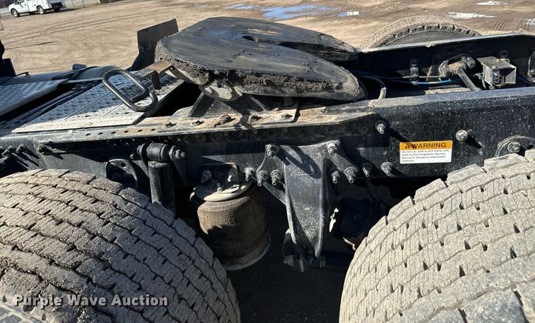 image for item NU9336 2015 Freightliner Cascadia Evolution 113 semi truck