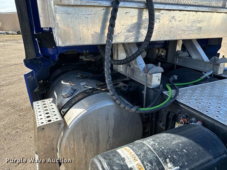 image for item NU9336 2015 Freightliner Cascadia Evolution 113 semi truck