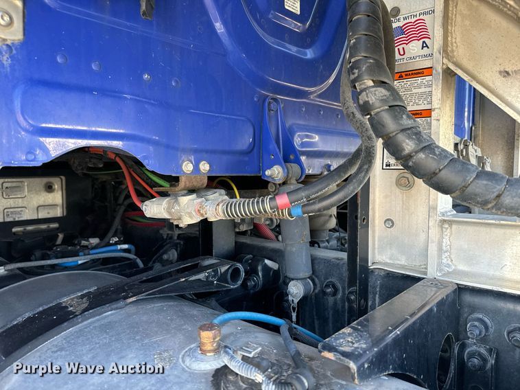 image for item NU9336 2015 Freightliner Cascadia Evolution 113 semi truck