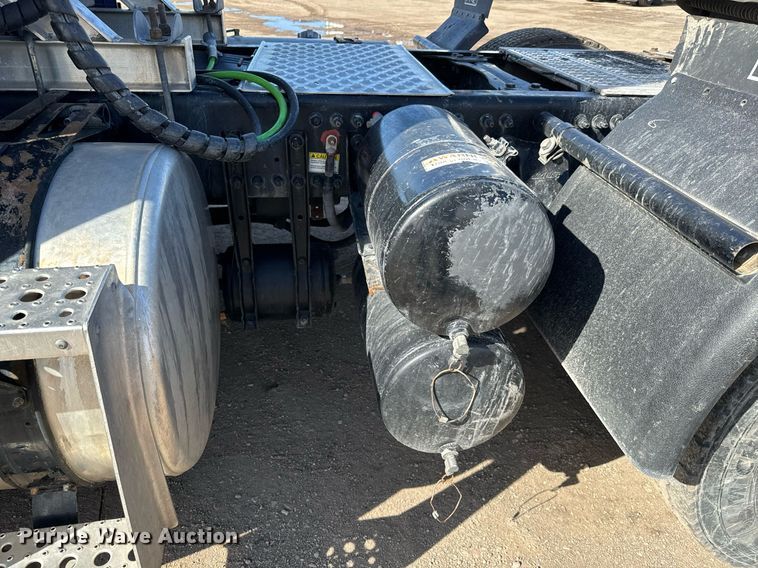 image for item NU9336 2015 Freightliner Cascadia Evolution 113 semi truck