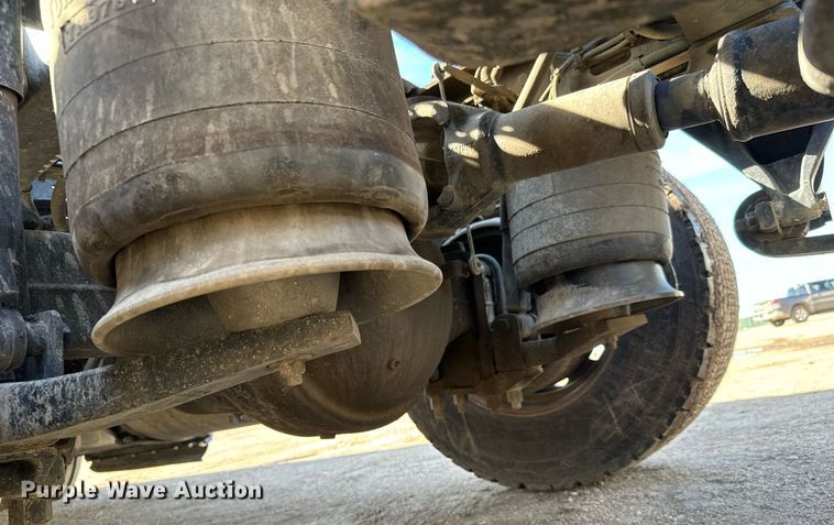 image for item NU9336 2015 Freightliner Cascadia Evolution 113 semi truck