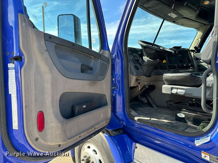 image for item NU9336 2015 Freightliner Cascadia Evolution 113 semi truck