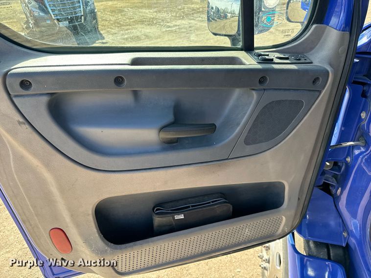 image for item NU9336 2015 Freightliner Cascadia Evolution 113 semi truck