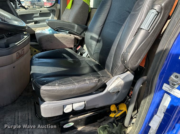 image for item NU9336 2015 Freightliner Cascadia Evolution 113 semi truck