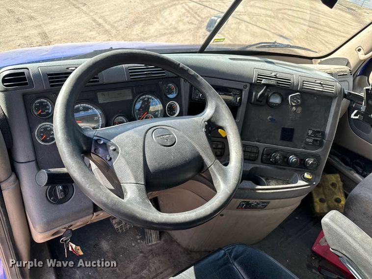 image for item NU9336 2015 Freightliner Cascadia Evolution 113 semi truck