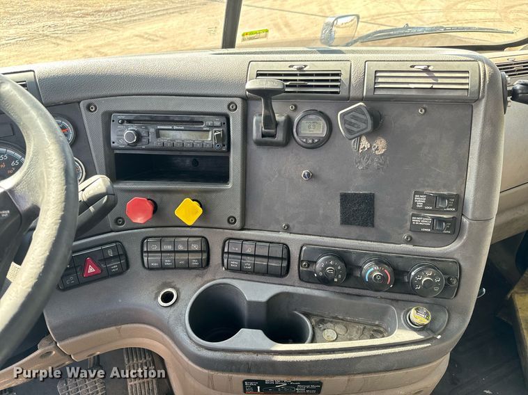 image for item NU9336 2015 Freightliner Cascadia Evolution 113 semi truck