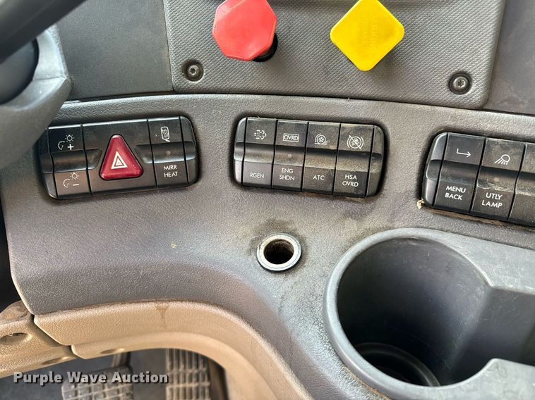 image for item NU9336 2015 Freightliner Cascadia Evolution 113 semi truck