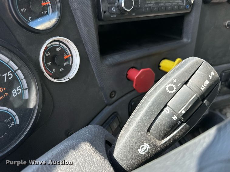 image for item NU9336 2015 Freightliner Cascadia Evolution 113 semi truck