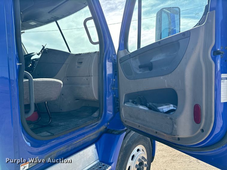 image for item NU9336 2015 Freightliner Cascadia Evolution 113 semi truck