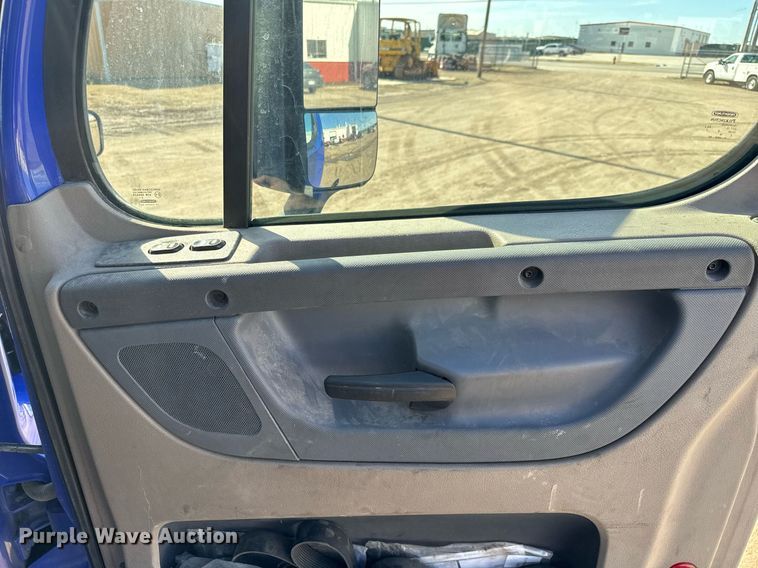 image for item NU9336 2015 Freightliner Cascadia Evolution 113 semi truck