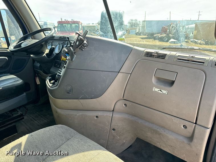 image for item NU9336 2015 Freightliner Cascadia Evolution 113 semi truck