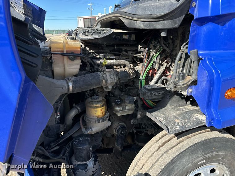 image for item NU9336 2015 Freightliner Cascadia Evolution 113 semi truck