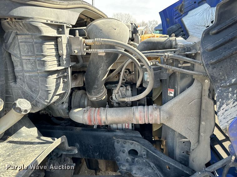 image for item NU9336 2015 Freightliner Cascadia Evolution 113 semi truck