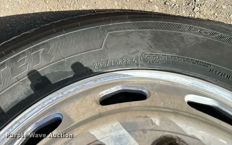 image for item NU9336 2015 Freightliner Cascadia Evolution 113 semi truck