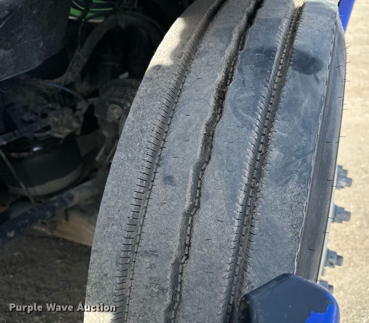 image for item NU9336 2015 Freightliner Cascadia Evolution 113 semi truck