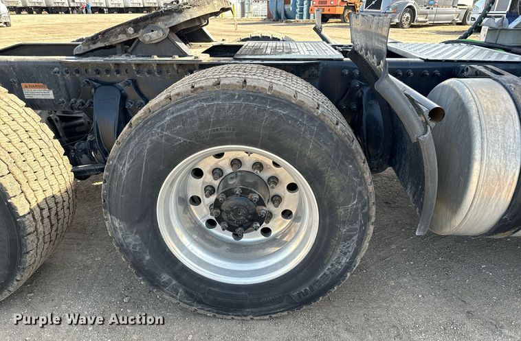 image for item NU9336 2015 Freightliner Cascadia Evolution 113 semi truck