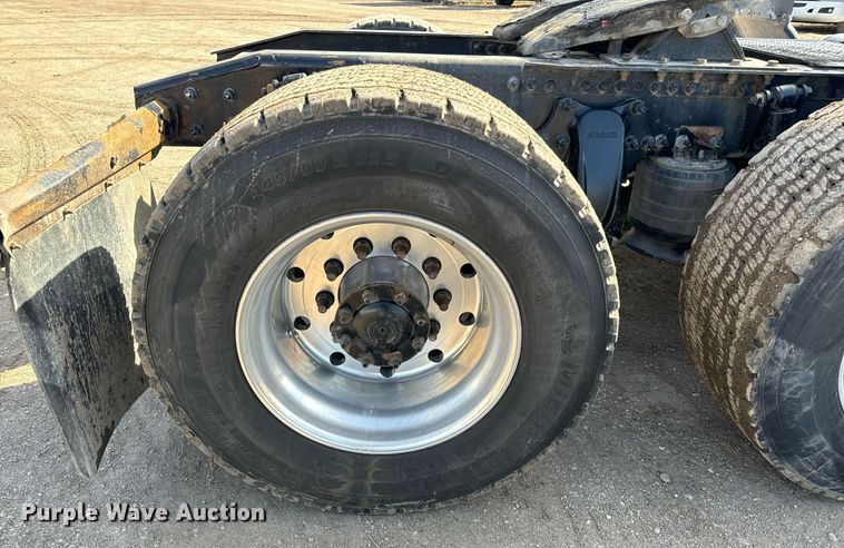 image for item NU9336 2015 Freightliner Cascadia Evolution 113 semi truck