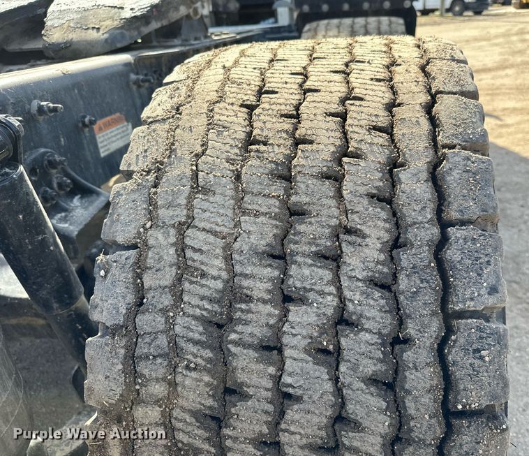 image for item NU9336 2015 Freightliner Cascadia Evolution 113 semi truck