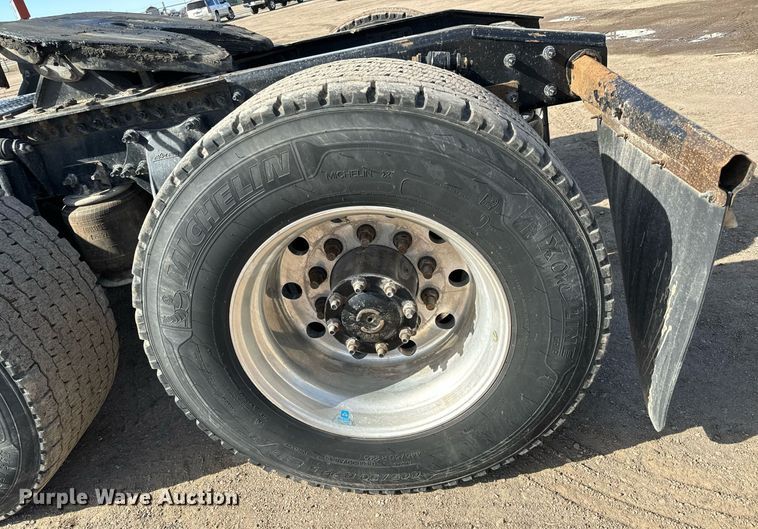 image for item NU9336 2015 Freightliner Cascadia Evolution 113 semi truck