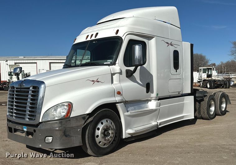 image for item NU9337 2016 Freightliner Cascadia CA125SLP semi truck