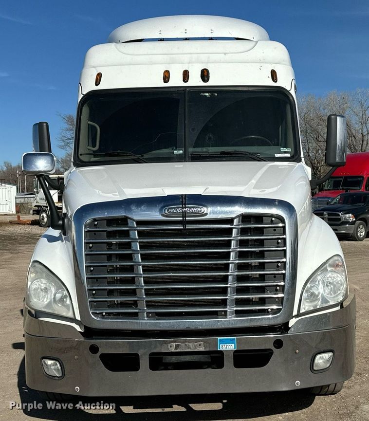 image for item NU9337 2016 Freightliner Cascadia CA125SLP semi truck