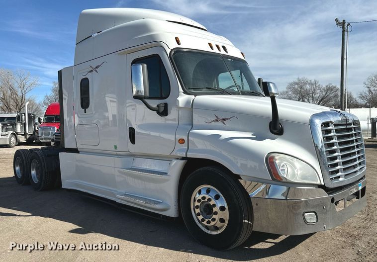 image for item NU9337 2016 Freightliner Cascadia CA125SLP semi truck