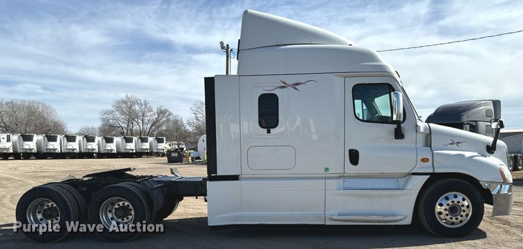 image for item NU9337 2016 Freightliner Cascadia CA125SLP semi truck