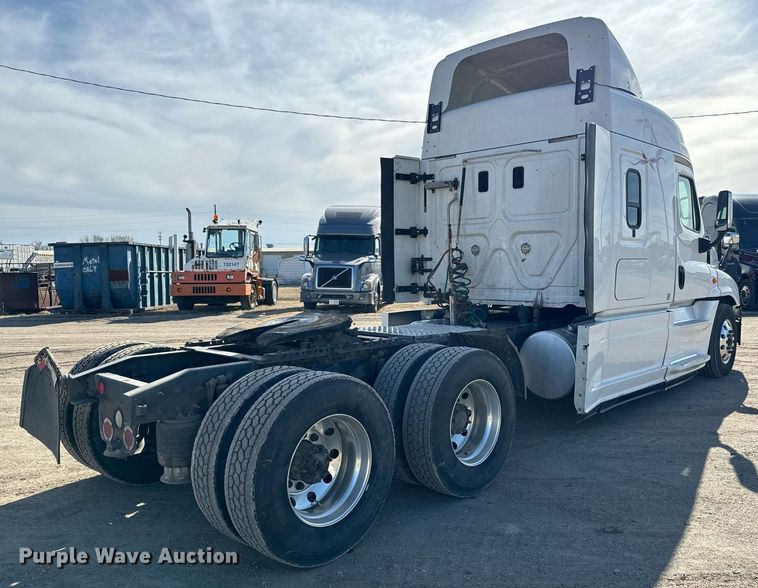 image for item NU9337 2016 Freightliner Cascadia CA125SLP semi truck