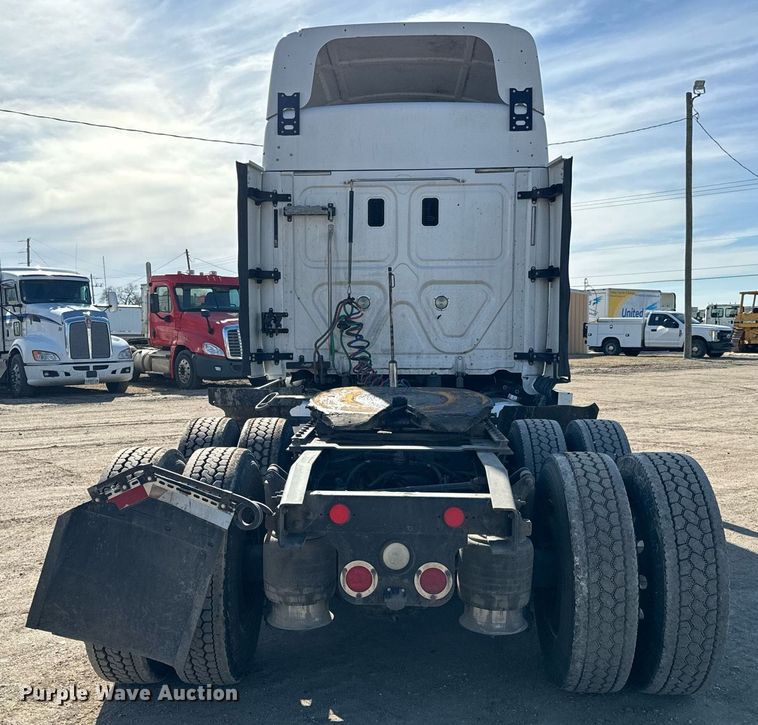 image for item NU9337 2016 Freightliner Cascadia CA125SLP semi truck