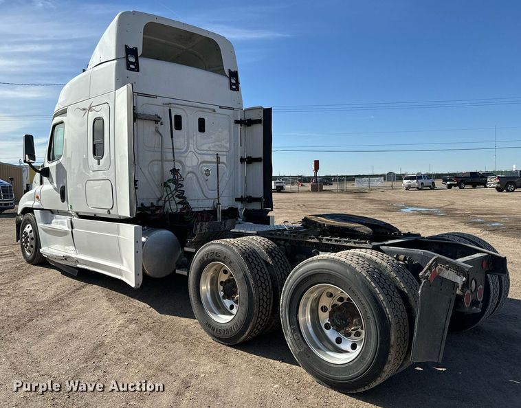 image for item NU9337 2016 Freightliner Cascadia CA125SLP semi truck