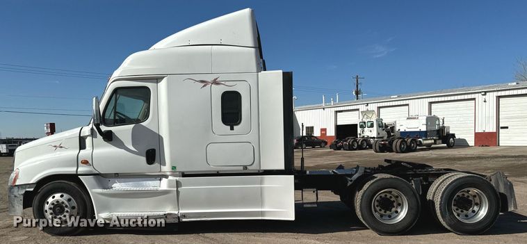 image for item NU9337 2016 Freightliner Cascadia CA125SLP semi truck